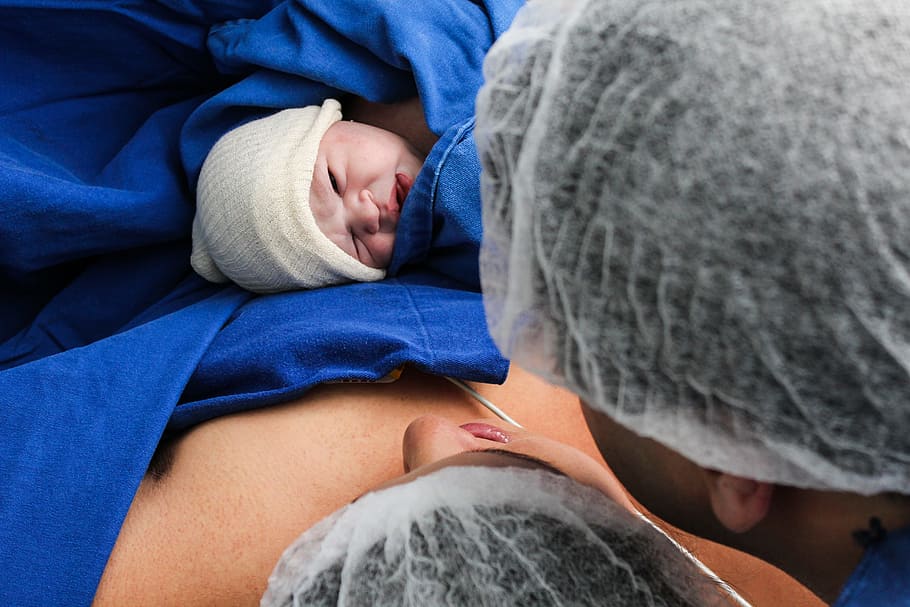 عمليات الولادة ستتم باللغة الأم birth bebe newborn baby